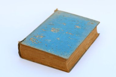 Beyaz arkaplan üzerine eski kitap