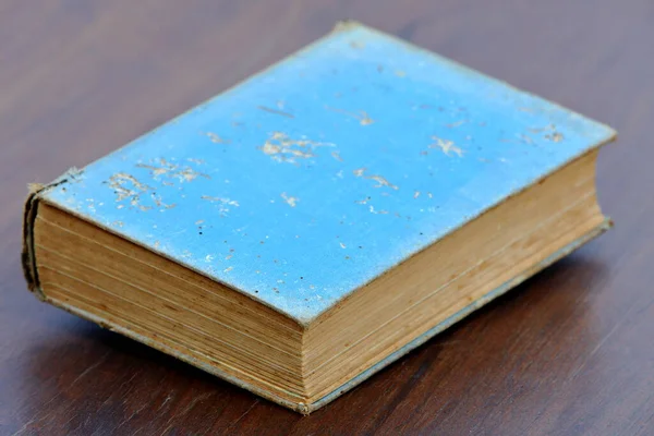 Ahşap Zeminde Çok Eski Bir Kitap — Stok fotoğraf