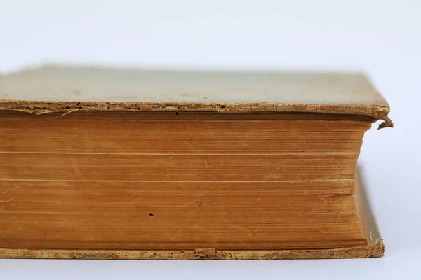 Beyaz arkaplan üzerine eski kitap