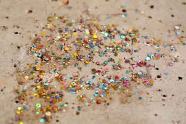 Beton zemine çok küçük renkli plastik paneller yerleştirilmiş.