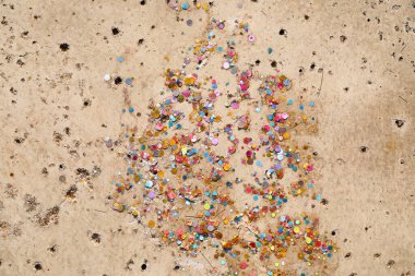 Beton zemine çok küçük renkli plastik paneller yerleştirilmiş.