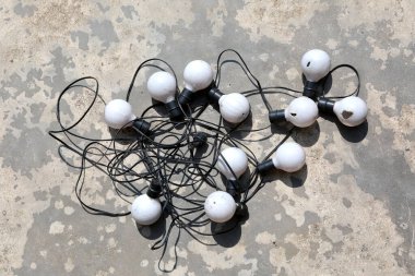 Eski ampuller beton zeminde farklı şekillerde dizilir.