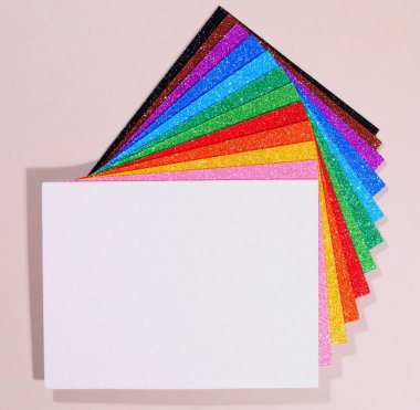 Parlatıcılarla süslenmiş birkaç renkli kağıt farklı tasarımlarla gösterilir.