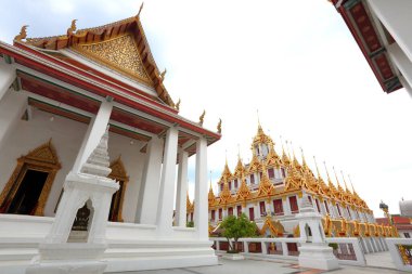 Kilise ve Loha Prasat Wat Ratchanaddaram Bangkok Tayland 'ın güzel mimarisi