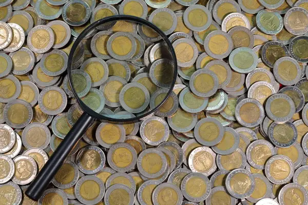 Thailand Ten Baht Coin Look Magnifying Glass View — 图库照片