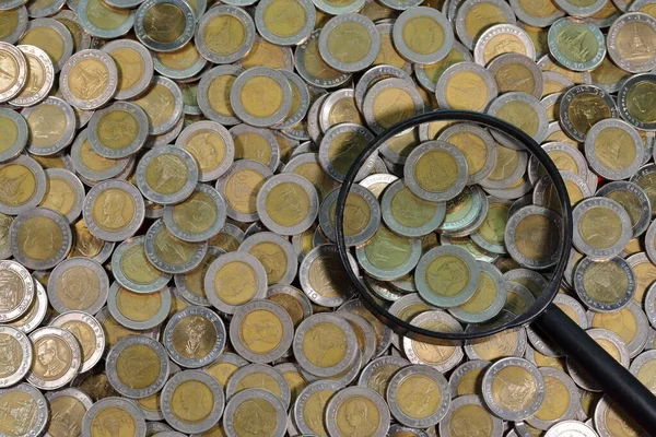 Thailand Ten Baht Coin Look Magnifying Glass View — 图库照片