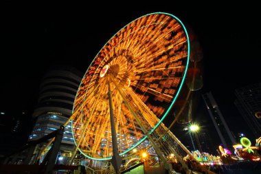 Light painting, lighting from the amusement park players