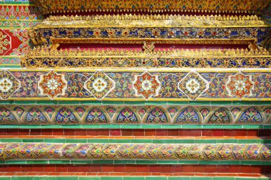 Prasat Phra Thep Bidon 'un ayrıntıları, lekeli cam deseni, sıva, yazı rengi, yüksek Tayland mimarisi Rattanakosin döneminde, Tayland kültürü ve sanatı Bangkok Tayland' da