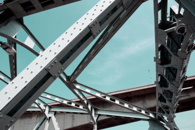 Yapısal çelik köprü, Chao Phraya nehri üzerindeki Bangkok Köprüsü.