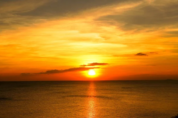 夕阳西下的滑翔伞和海天 — 图库照片