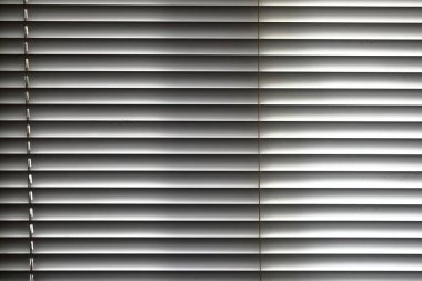 Işıklı perde siyah beyaz geliyor.