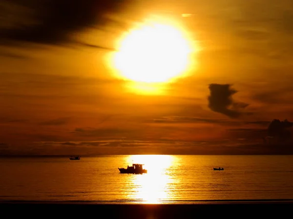 Belo Pôr Sol Com Barco Praia — Fotografia de Stock