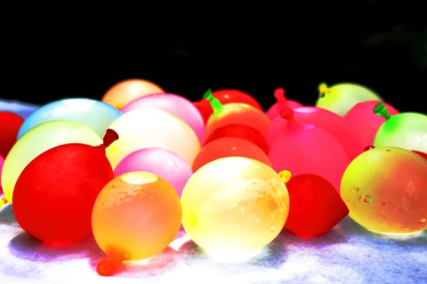 Primo Piano Colorato Palloncini Acqua Sfondo Scuro — Foto Stock