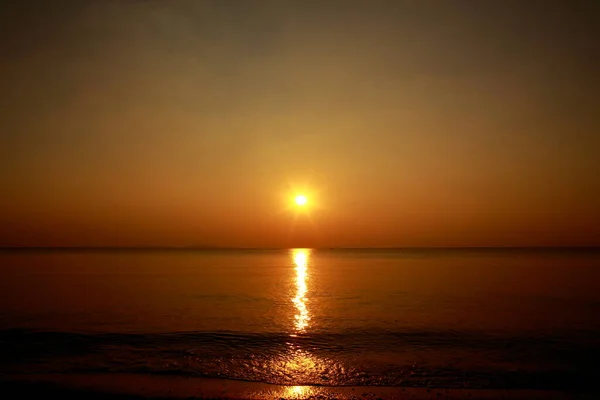 Puesta Sol Sobre Mar Con Hermoso Cielo — Foto de Stock