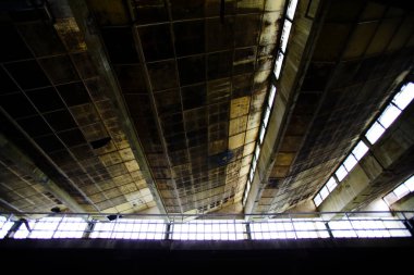 Tavan arası fabrikasının çatısında ışık kanalı var..