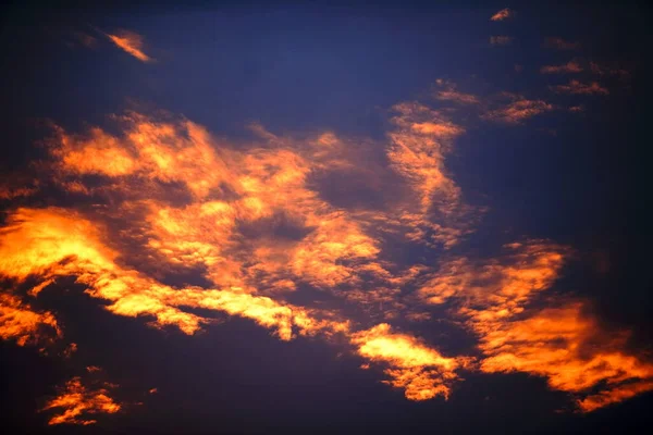 黄昏的天空 日落的橙色云彩 — 图库照片