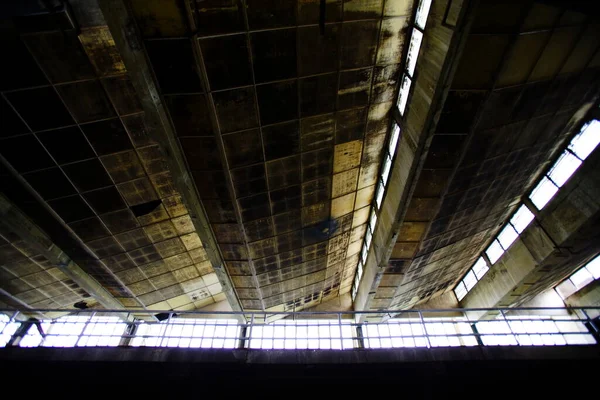 Tavan arası fabrikasının çatısında ışık kanalı var..