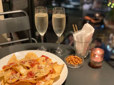 İşten sonra arkadaşımla bir barda iyi bir müzik seçimi ve iyi bir atmosferi olan bir kadeh şarap içtik ama abur cubursuz mükemmel olmazdı..