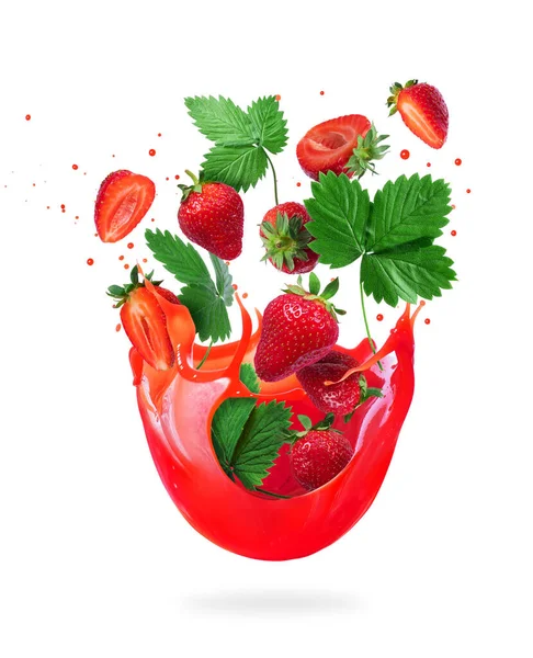 Reife Erdbeere Mit Blättern Spritzern Frischen Safts Isoliert Auf Weißem — Stockfoto