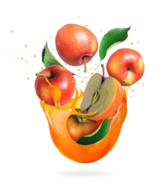 Taze meyve suyu damlalarıyla dolu olgun elmalar, beyaz arka planda izole edilmiş.