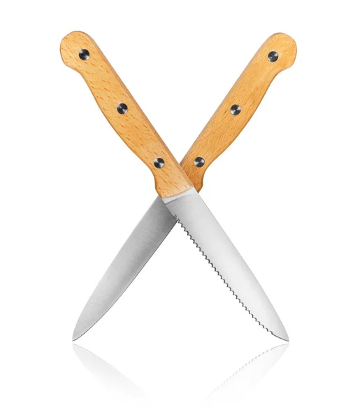Dva Zkřížené Kuchyňské Nože Odrazem Izolované Bílém Pozadí — Stock fotografie