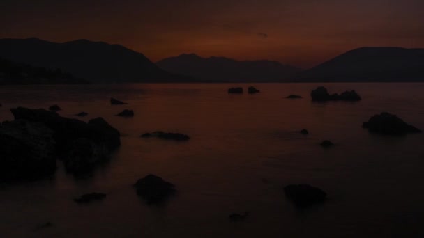 Hermoso Amanecer Bajo Las Montañas Montenegro Costa Pedregosa Del Mar — Vídeos de Stock