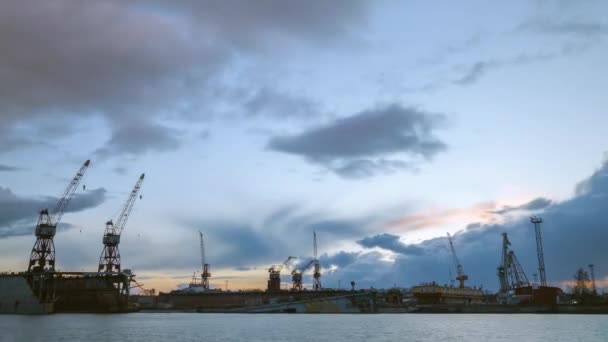 Dunkle Wolken Ziehen Ende Des Tages Über Den Seehafen — Stockvideo