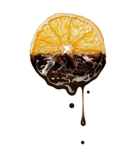 Coklat Menetes Dari Irisan Oranye Kering Menutup Pada Latar Belakang — Stok Foto