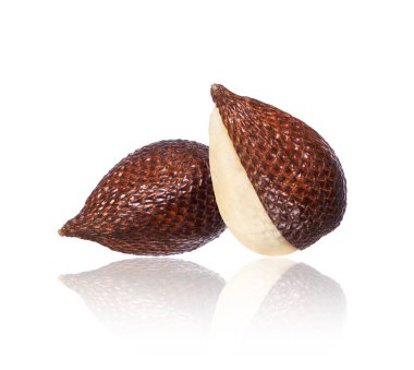 Beyaz bir zemin üzerinde iki olgun yılan meyvesi izole edilmiş