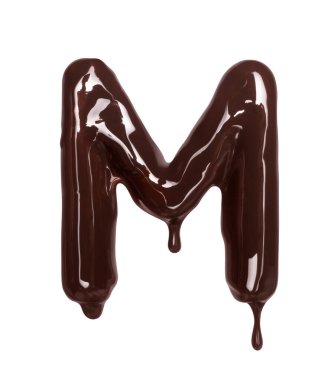 Latince M harfi beyaz arka planda izole edilmiş erimiş çikolatadan yapılır.