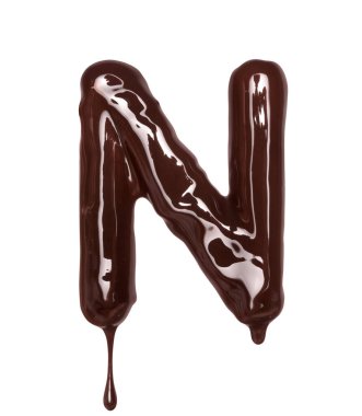 Latince N harfi beyaz arka planda izole edilmiş erimiş çikolatadan yapılır.