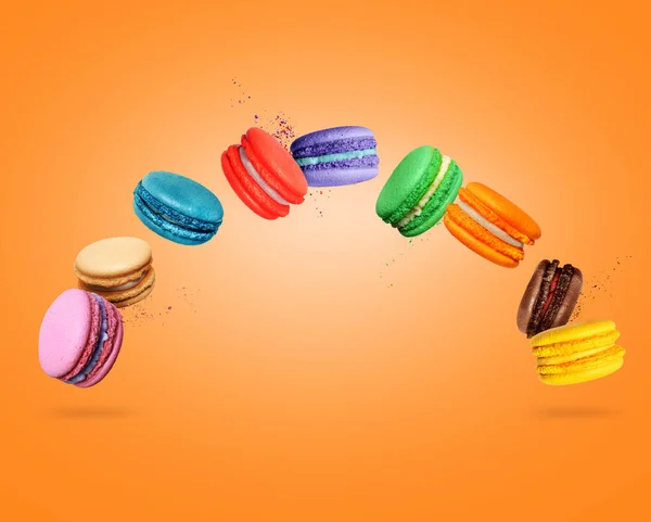 Macaroons Coloridos Com Diferentes Sabores Sobre Fundo Laranja — Fotografia de Stock