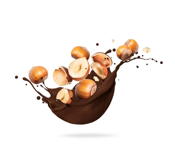 Hazelnut Dalam Coklat Percikan Close Terisolasi Pada Latar Belakang Putih — Stok Foto