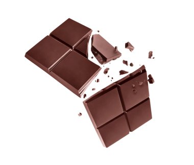 Beyaz bir arka planda, havada iki parçaya ayrılmış siyah çikolata çubuğu.