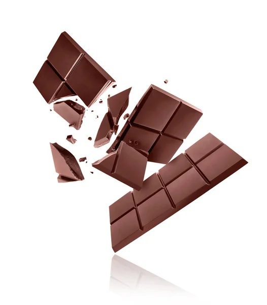 Ganze Und Gebrochene Dunkle Schokoladentafeln Der Luft Auf Weißem Hintergrund — Stockfoto