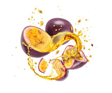 Tam ve dilimlenmiş çarkıfelek meyvesi, beyaz arka planda meyve suyu lekeleri.