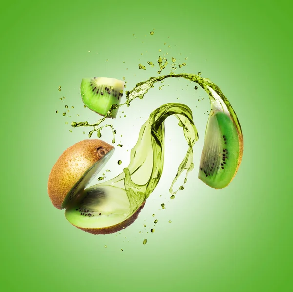 Dilimlenmiş kivi ve yeşil arka planda biraz meyve suyu.