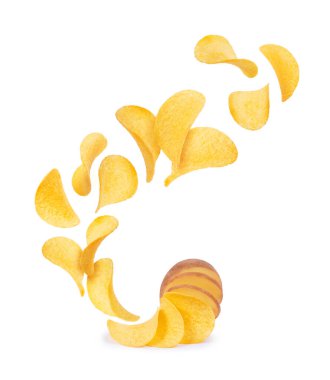 Patates cipsi beyaz arka planda izole bir şekilde havaya yükselir.