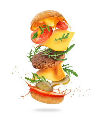 Havada ev yapımı bir hamburger için besin maddeleri beyaz arka planda izole edilmiş.