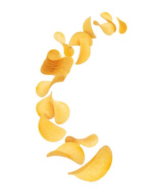 Beyaz arka planda havada uçuşan lezzetli patates cipsleri.