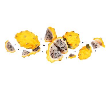 Beyaz arka planda tam ve doğranmış ejderha meyveleri (pitahaya) havada 