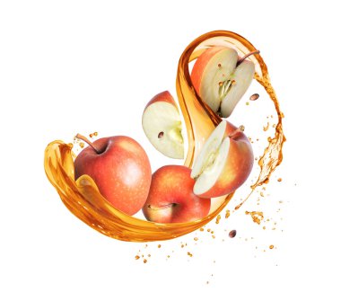 Beyaz arka planda izole edilmiş meyve suyu damlaları halinde olgun elmalar. 