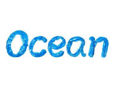 Mavi çöp torbaları tarafından yazılan okyanus beyaz bir arkaplanda izole edilmiş.