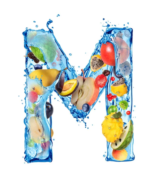 拉丁字母M由不同水果和浆果喷溅而成 — 图库照片