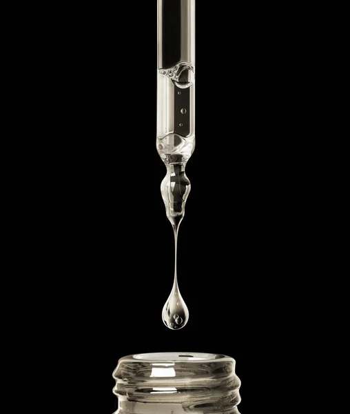 Fet Droppe Droppande Från Pipett Kosmetisk Flaska Närbild Svart Bakgrund — Stockfoto