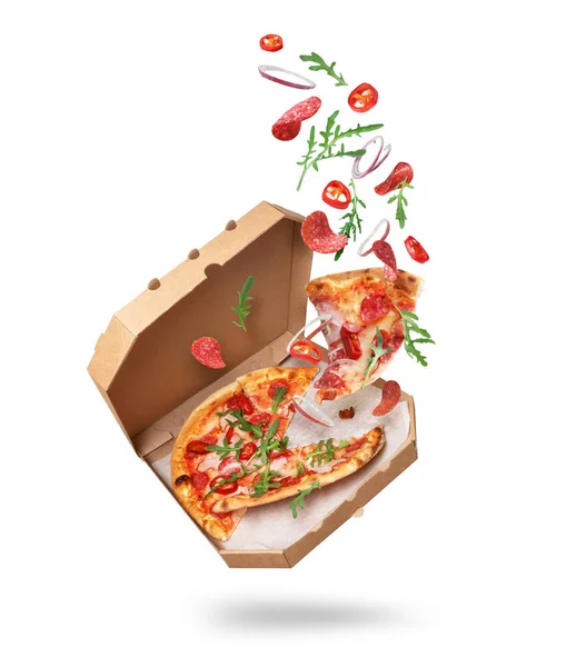 Pizza Piccante Appena Sfornata Con Ingredienti Nell Aria Isolati Fondo — Foto Stock