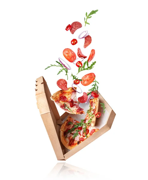 Pizza Picante Recién Horneada Con Ingredientes Aire Sobre Fondo Blanco — Foto de Stock