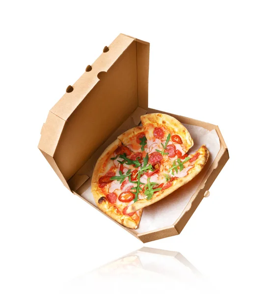 Pizza Picante Recién Horneada Una Caja Cartón Sobre Fondo Blanco — Foto de Stock