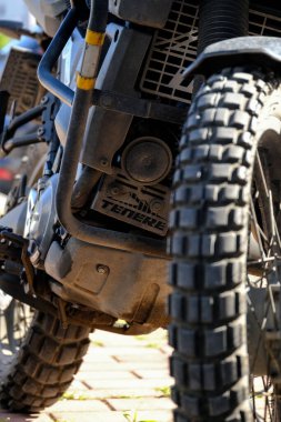 Yamaha alçak bir açıdan tenere 