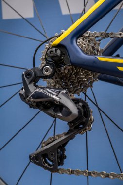 Antalya, Türkiye 30 Ekim 2021: İRONMAN 70.3 Türkiye hizmet alanında Shimano Ultegra bisiklet parçaları